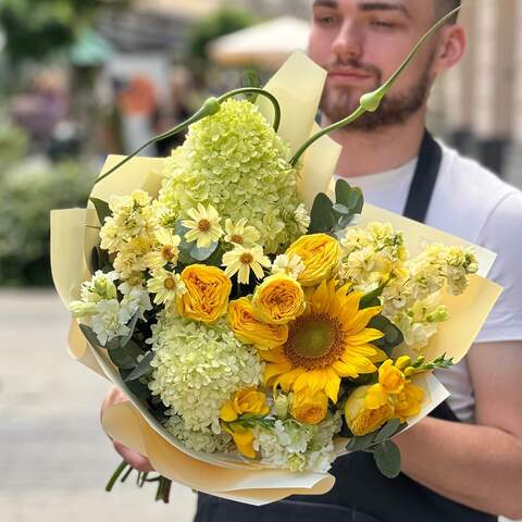 Bouquet «Shining warmth», Flowers: Helianthus, Hydrangea, Peony Spray Rose, Cosmos, Matthiola, Freesia, Eucalyptus, Antirinum