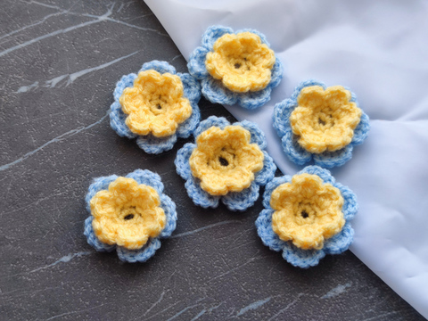 Квітка подвійна в'язана блакитно-жовта (ручна работа)