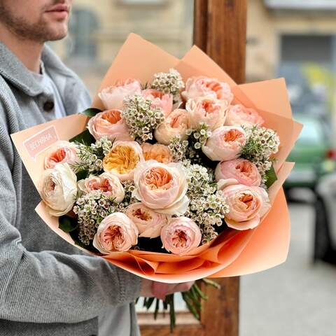 19 пионовидных роз Джульетта в букете «Родные объятия», Цветы: Роза пионовидная, Хамелациум