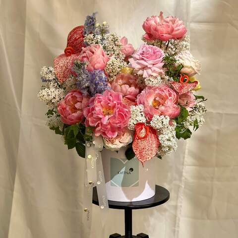 Коробка с цветами «Мамина любовь», Цветы: Пион, Антуриум, Дельфиниум, Роза пионовидная, Сирень, Тюльпан, Кермек