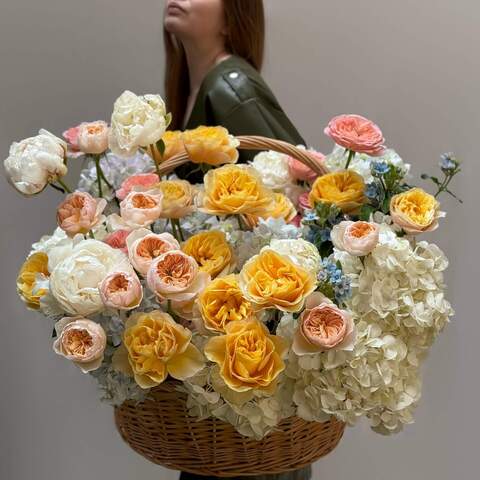 Розкішний квітковий кошик «Королівське золото», Квіти: Троянда піоновидна, Півонія, Оксіпеталум, Гортензія