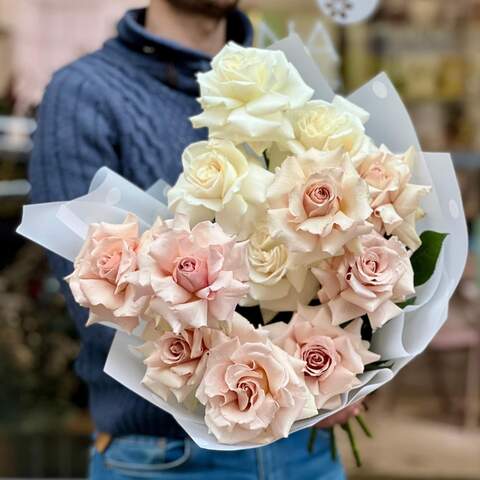 Delicate bouquet of inverted roses «Coffee marshmallow», Flowers: 11 Quicksand & Playa Blanca roses
