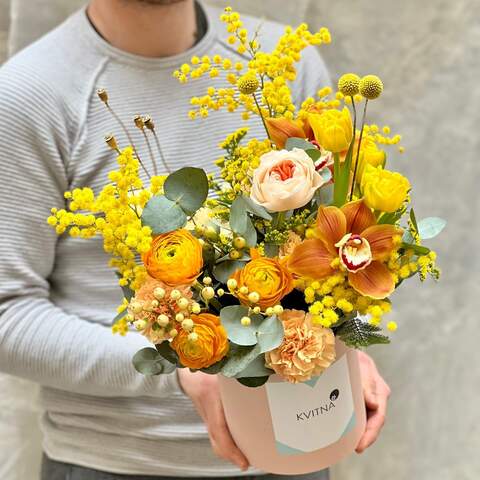 Коробка с цветами «Облепиховый пудинг», Цветы: Мимоза, Цимбидиум, Ранунклюс, Тюльпан, Роза Дэвида Остина