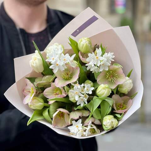 Нежный весенний букет «Ароматная весна», Цветы: Тюльпан, Хелеборус, Нарцисс
