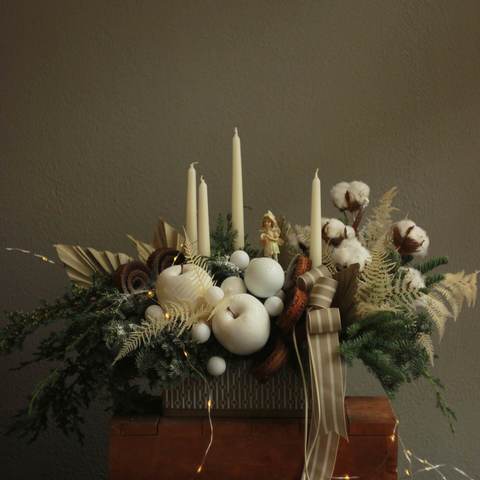 Рождественская композиция со свечами «Семейные объятия», Зима наконец-то пришла и мы приготовили для Вас атмосферную, уютную, припорошенную рыхлым снежком композицию для того, чтобы привнести тепло и долгожданный праздник в Ваш дом.Из чего приготовлена эта красота? Рецепт очень прост: голландская хвоя, стабилизированные растения, новогодние украшения, а главное мастерство и талант наших очаровательных флористов!