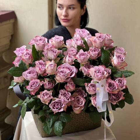 51 роза Memory lane в корзине «Лавандовый крем», Цветы: Роза