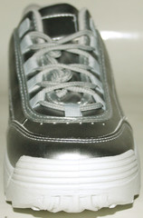 Серебристые кроссовки на высокой подошве