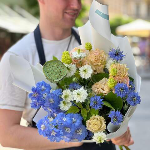 Contrasting field bouquet «Lotus Star», Flowers: Nelumbo, Rubus Idaeus, Eustoma, Delphinium, Nigella