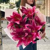 Photo of 5 burgundy lilies in a bouquet «Appetizing Lily»
