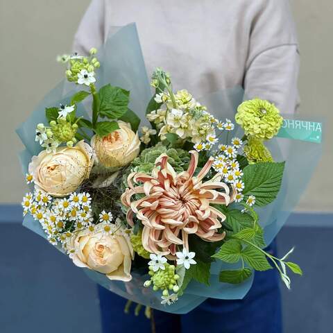 Букет «Отблеск линий», Цветы: Хризантема, Роза пионовидная, Танацетум, Маттиола, Цинния