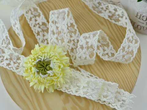 Мереживо Квіточки з хвилястим каєм кремові 28 мм (15)