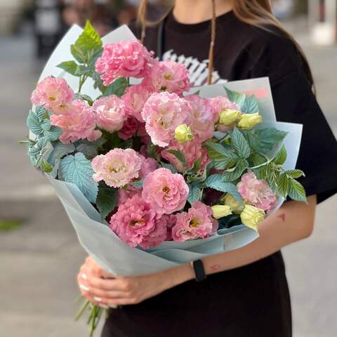 Mono bouquet of eustomas «Powder Dreams», Flowers: Rubus Idaeus, Eustoma - 7 branches