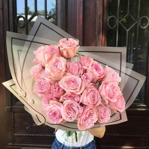 Bouquet of pion-shaped roses Pink O'hara, Aromatic garden rose of Pink O'hara variety underlined by stylish packing is a wonderful gift to a young girl, an adult woman. The delicate aroma of this rose will not leave anyone indifferent.