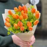 Photo of 21 orange tulips in a bouquet «Sweet Dawn»