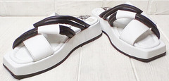 Белые шлепанцы женские на платформе 2,5 см. Кожаные шлепки с квадратным носком GUERO White-Black.