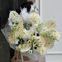Букет в чистих білих кольорах з екзотичним антуріумом і весняними квітами «Крила кохання»