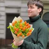 Photo of 21 orange tulips in a bouquet «Sweet Dawn»