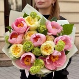 Photo of Чарівний букет з півоніями та піоновидною трояндою «Лимонний десерт»