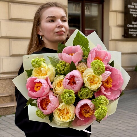 Photo of Чарівний букет з півоніями та піоновидною трояндою «Лимонний десерт»