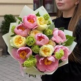 Photo of Чарівний букет з півоніями та піоновидною трояндою «Лимонний десерт»