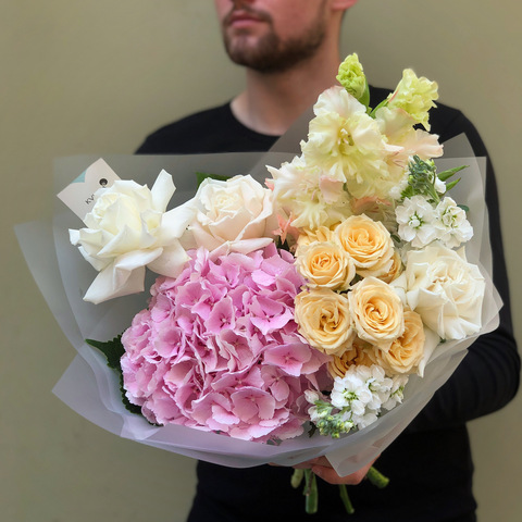 Bouquet «Vanilla Pudding», Flowers: Hydrangea, Bush Rose, Matthiola, Gladiolus, Rose