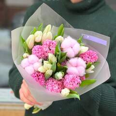 Ароматний рожево-білий букет з тюльпанів та гіацинтів «Солодкий поцілунок»