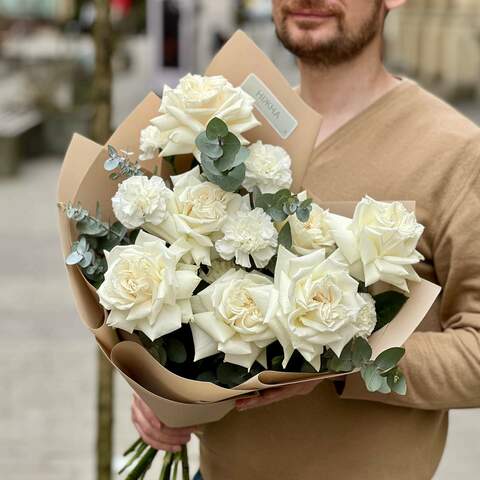 Білий букет із троянд Playa Blanca та діантусів «Світлий вальс», Квіти: Евкаліпт, Троянда, Діантус (Гвоздика)