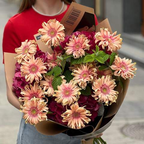 Bright duo bouquet of hydrangea and Italian gerberas «Twilight Bordeaux», Flowers: Hydrangea, Gerbera, Rubus Idaeus