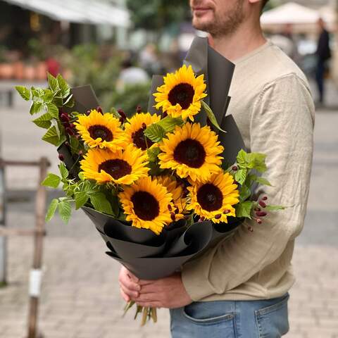 9 sunflowers in a bouquet «Sunny day», Flowers: Helianthus, Sanguisorba, Rubus Idaeus