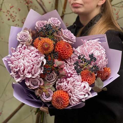 Contrasting bouquet in lavender shades «Lacy Moon», Flowers: Eucalyptus, Dahlia, Viburnum (berries), Rose, Chrysanthemum