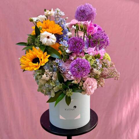Colorful box with sunflowers and allium «Bright Sun», Flowers: Dianthus, Freesia, Skimmia, Allium, Oxypetalum, Ozothamnus, Ranunculus