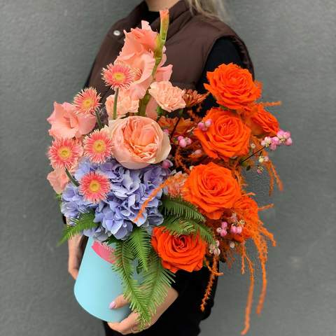 Коробочка с цветами «Страстная Аргентина», Цветы: Роза пионовидная, Гербера, Гортензия, Симфорикарпус, Мискантус
