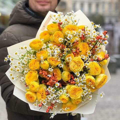 Sunny bouquet of spray peony roses with tanacetum and ilex berries «Kiss of happiness», Flowers: Peony Spray Rose, Ilex, Tanacetum