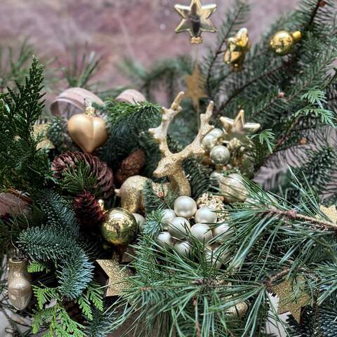 Photo of Christmas composition of pine needles «Golden Hoof»