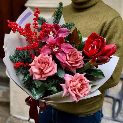 Warm winter bouquet with Barista roses and cymbidium «Winter necklace», Flowers: Rose, Cymbidium, Hippeastrum, Ilex, Nobilis, Magnolia