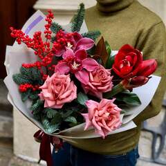 Теплий зимовий букет з трояндами Barista та цимбідіумом «Зимове намисто»