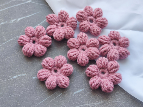 Квітка з пелюстками в'язана лілова (ручна работа)