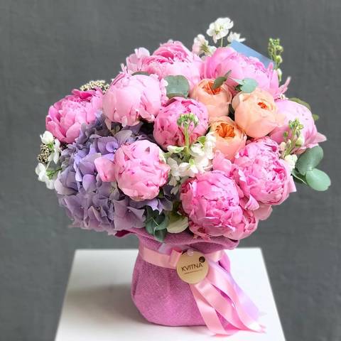 The composition of peonies and hydrangeas 