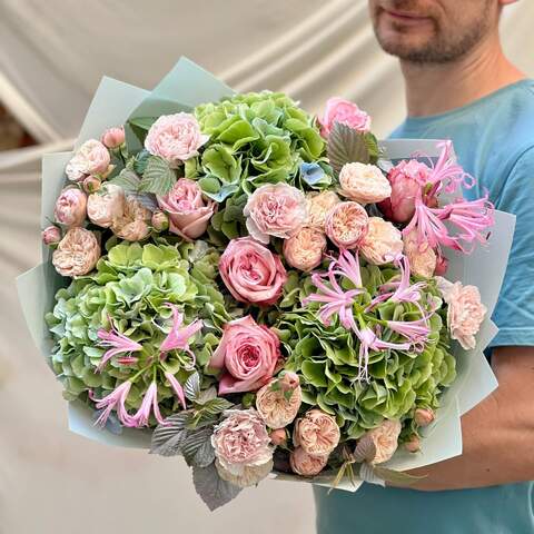 Photo of Sophisticated bouquet with hydrangea and nerine «Romantic Garden»