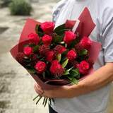 Photo of 13 Tacazzi roses and skimmia in a bouquet «Pomegranate caramel»