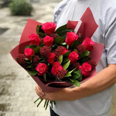 13 Tacazzi roses and skimmia in a bouquet «Pomegranate caramel», Flowers: Rose, Skimmia