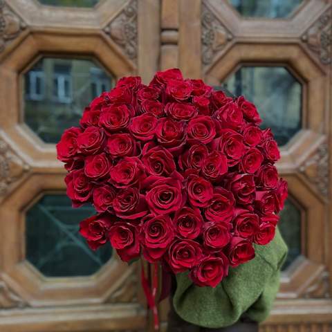 51 темно-червона троянда «Explorer», Класичний букет з 51 червоної троянди Експлорер - відмінна відповідь на запит доставки квітів у Львові