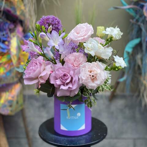 Цветы в коробке «Лавандовая феерия», Цветы: Роза, Фрезия, Эустома, Питтоспорум