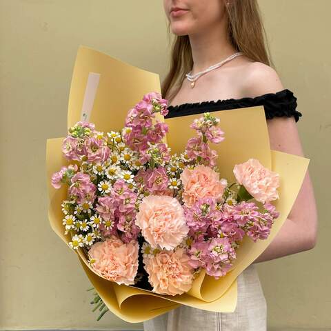 Bouquet «Peach visions», Flowers: Matthiola, Dianthus, Tanacetum