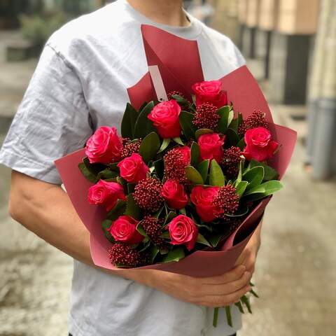 Photo of 13 Tacazzi roses and skimmia in a bouquet «Pomegranate caramel»