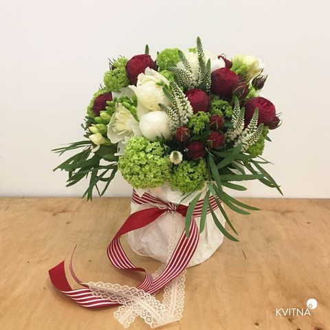 Ніжна композиція з вкрапленням пристрасної троянди Піано, Прекрасно підійде для подарунка на день народження, для визнання в любові коханій дівчині.