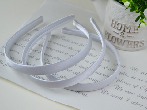 Ободки пластиковые обшитые белым атласом ширина 15 мм