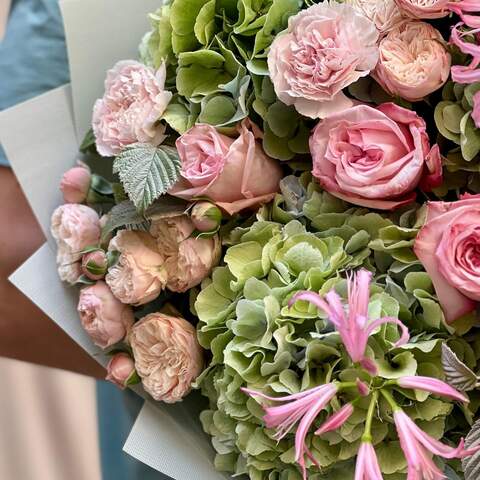 Photo of Sophisticated bouquet with hydrangea and nerine «Romantic Garden»