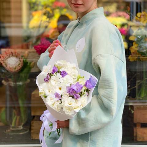 Photo of 19 freesias in a bouquet