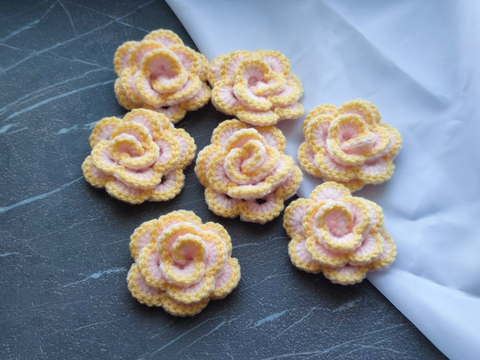 Квітка об'ємна в'язана світло-рожева з жовтим краєм (ручна работа)